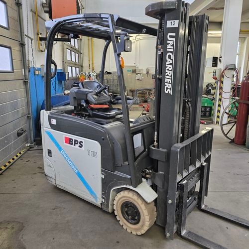 Nissan 1600kg aku tříkolový - 2