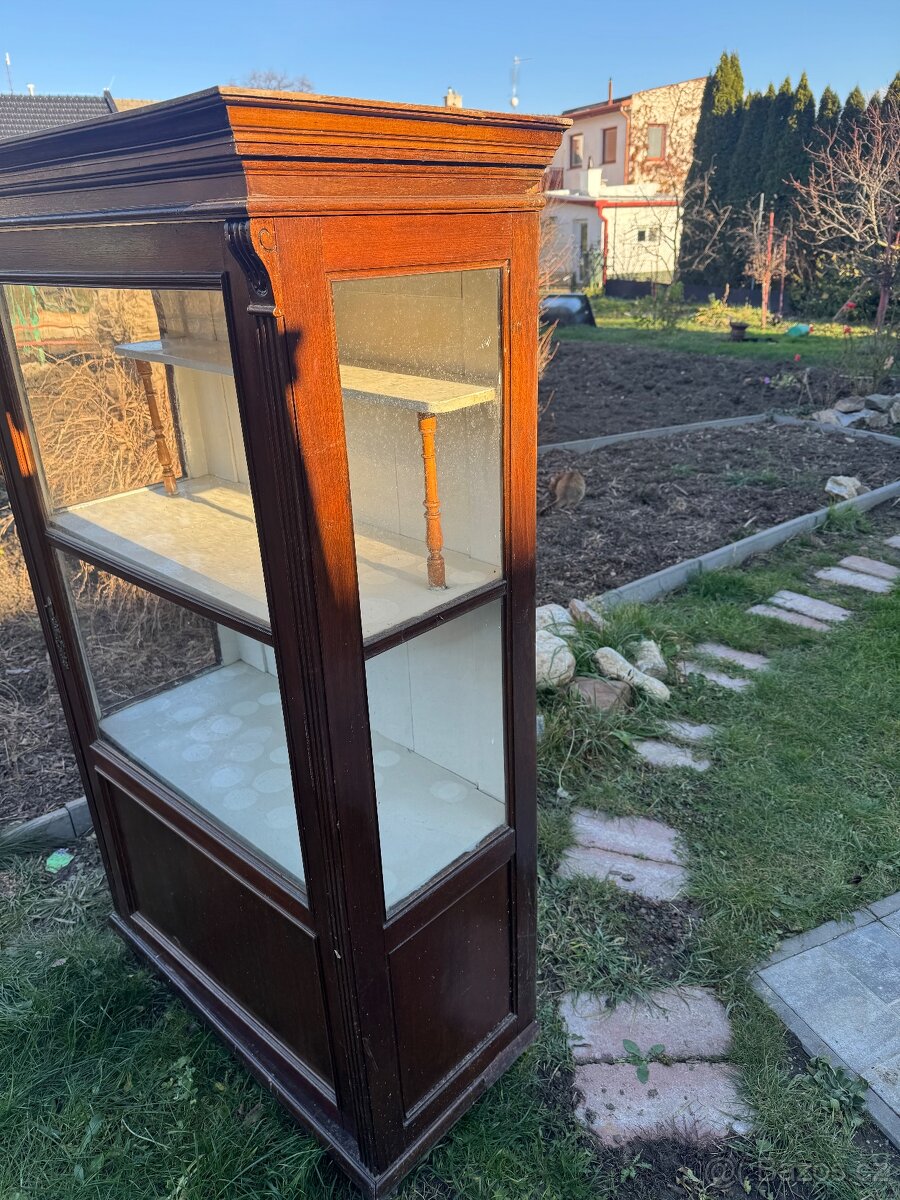 Starožitná vitrina a komoda - 2