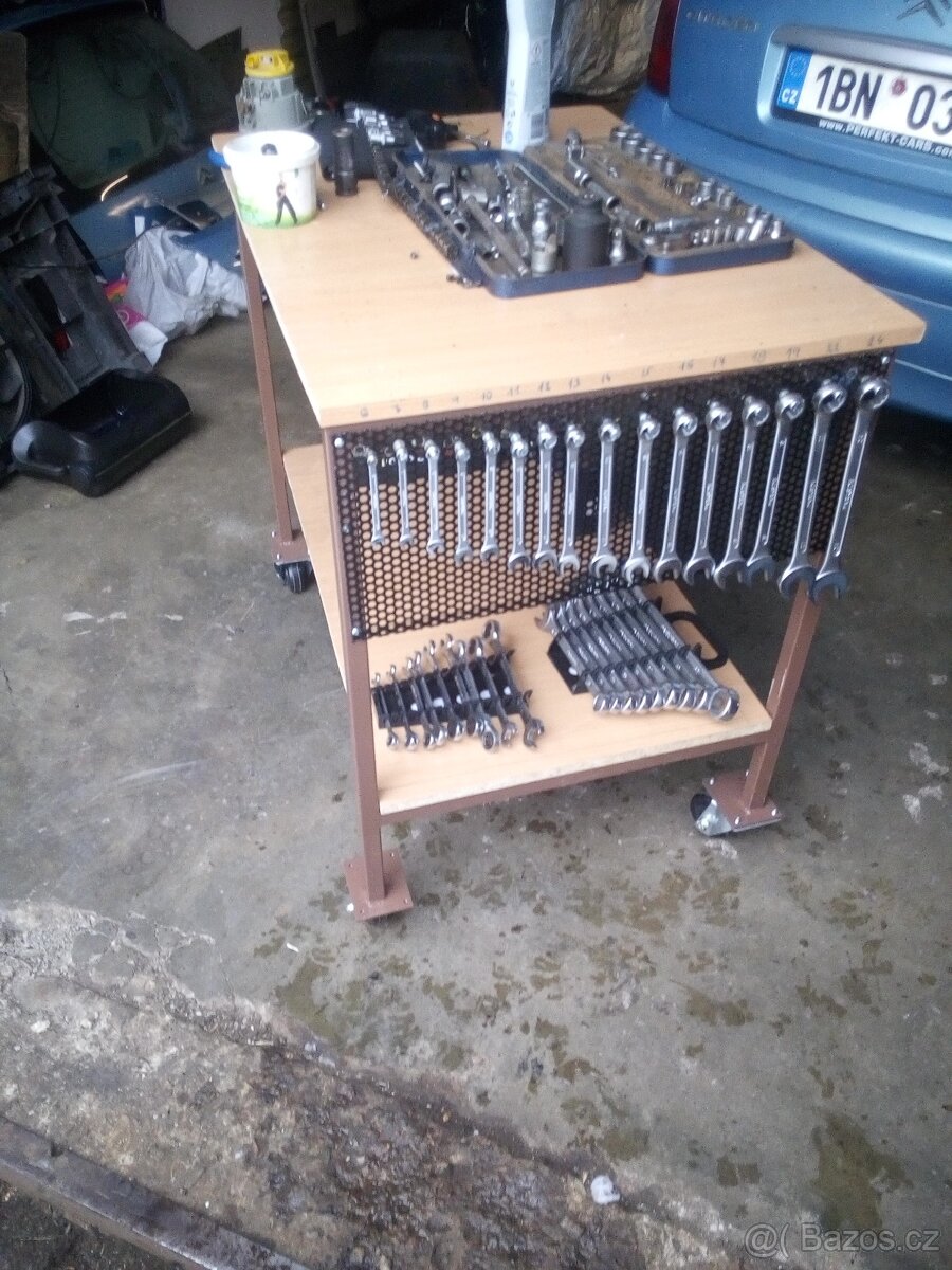 stolek na nářadí - 2