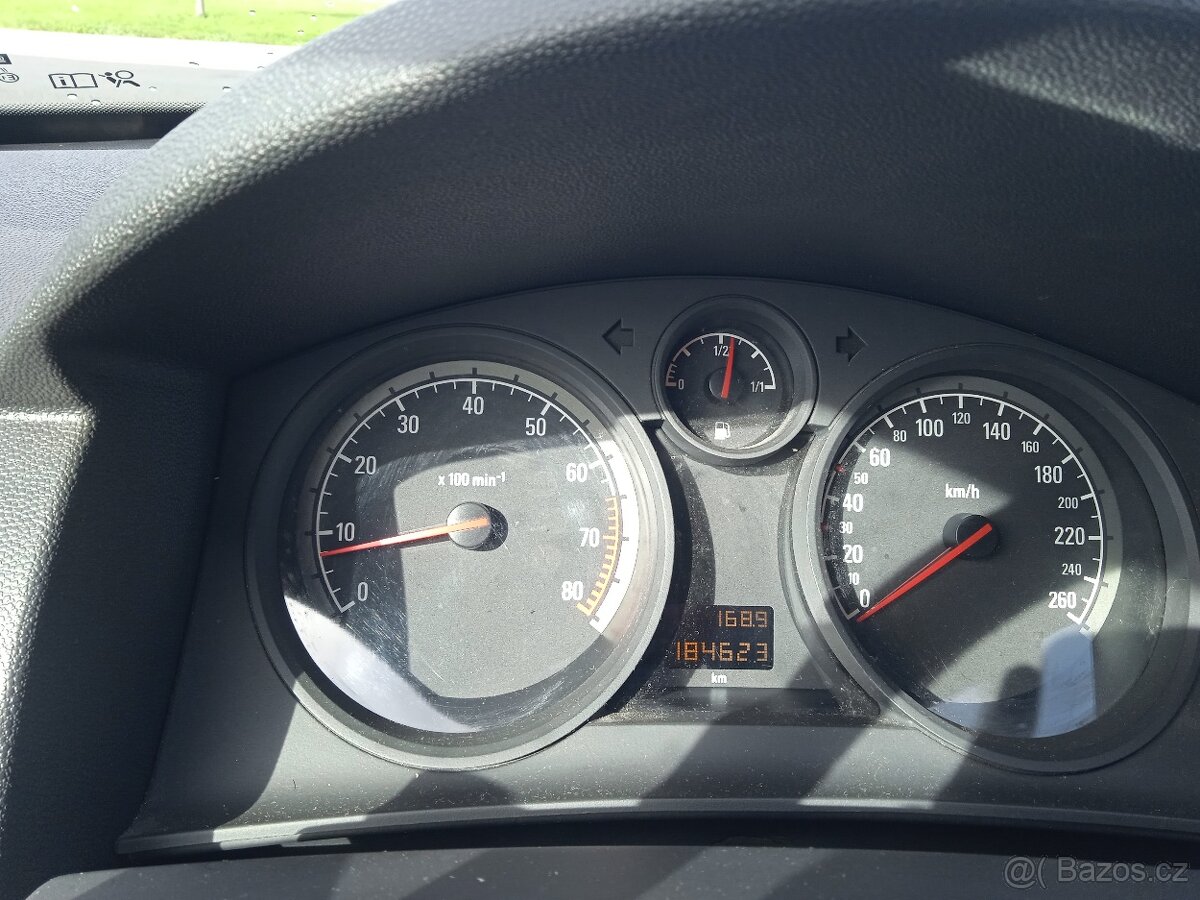 Opel Astra H 1.6 benzín - 2
