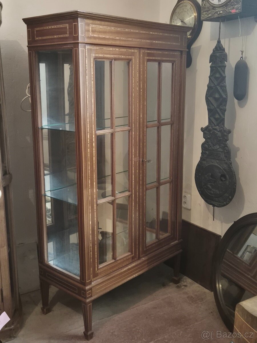 Stylová vitrína s intarzií - 2