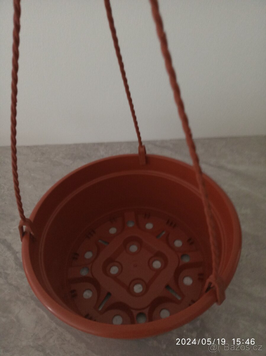 Závěsný květináč nový - 2