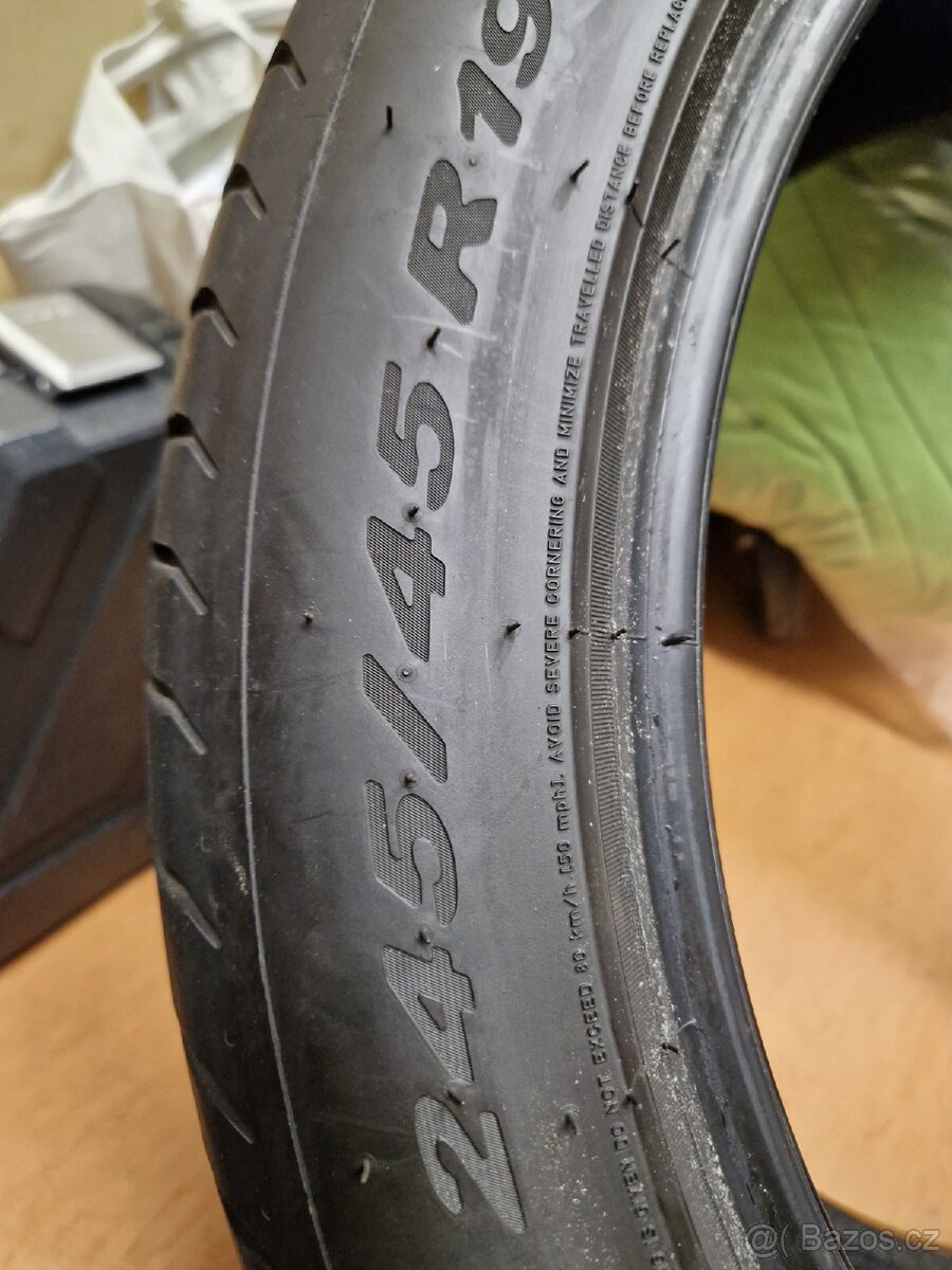 Pneu Pirelli P Zero 245/45 R19 - 2