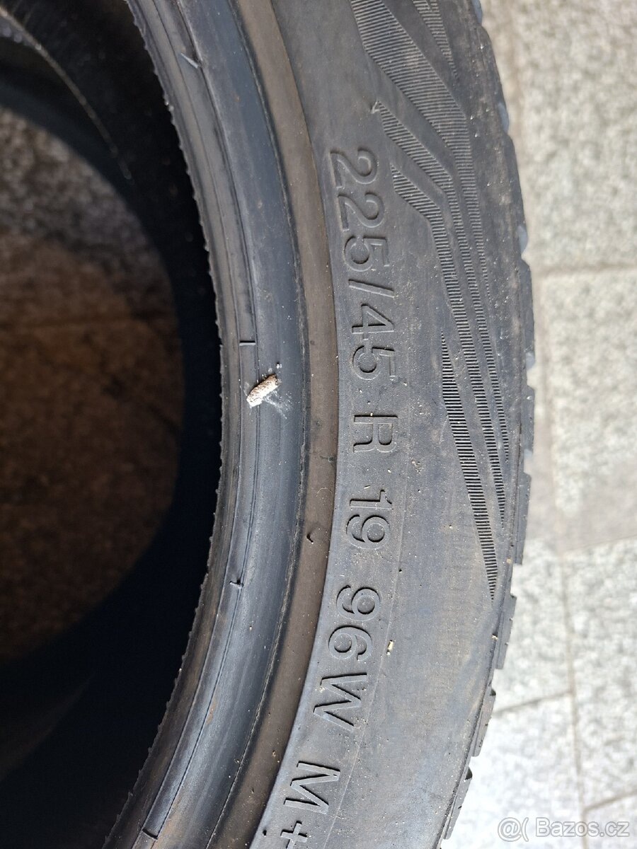 2x celoroční pneu 225/45 R19 VREDESTEIN - 2