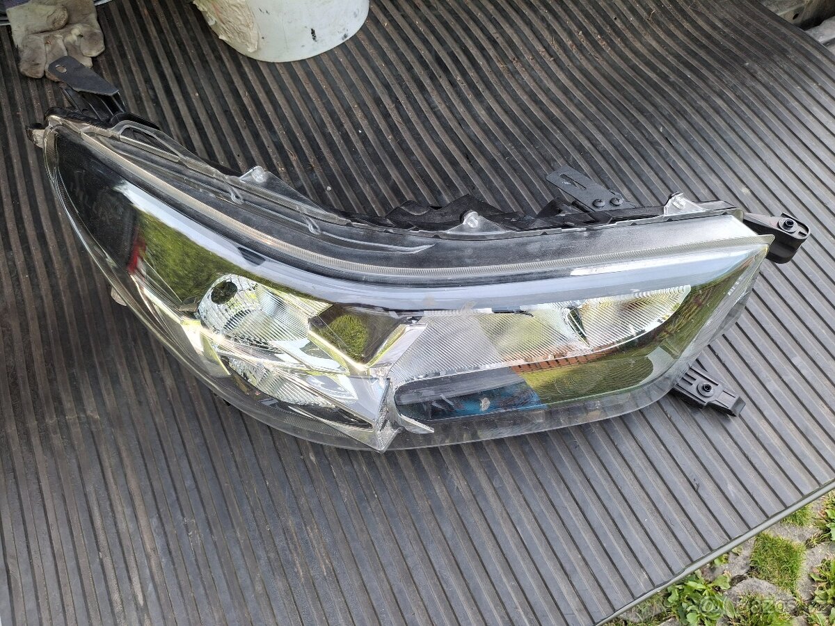 Toyota Hilux pravé přední světlo