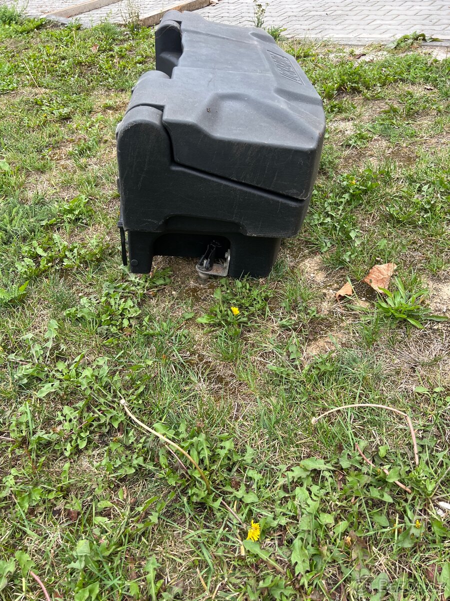 Zadní kufr na čtyřkolku