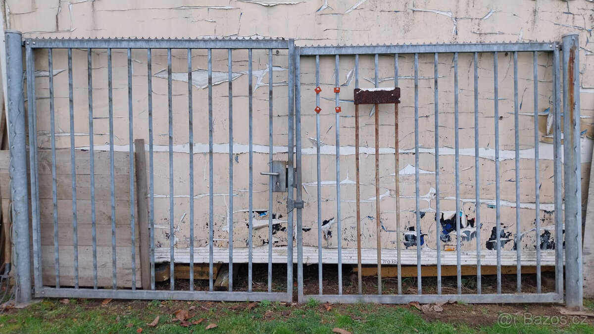 Vrata 4m, otvíravá, ocelová + boční pevný díl - 2