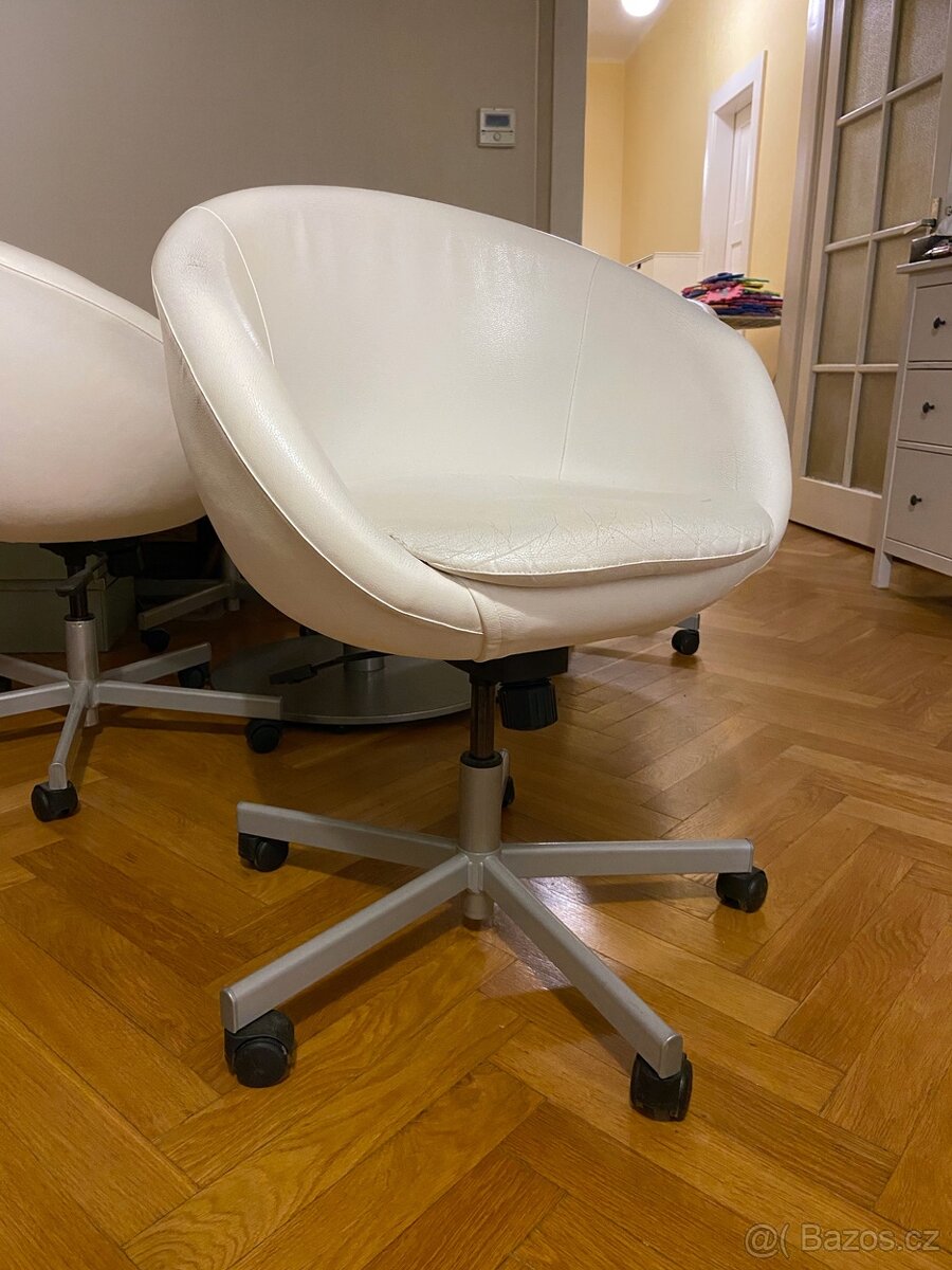 Kulatý jídelní stůl a 4 židle IKEA SKRUVSTA - 2