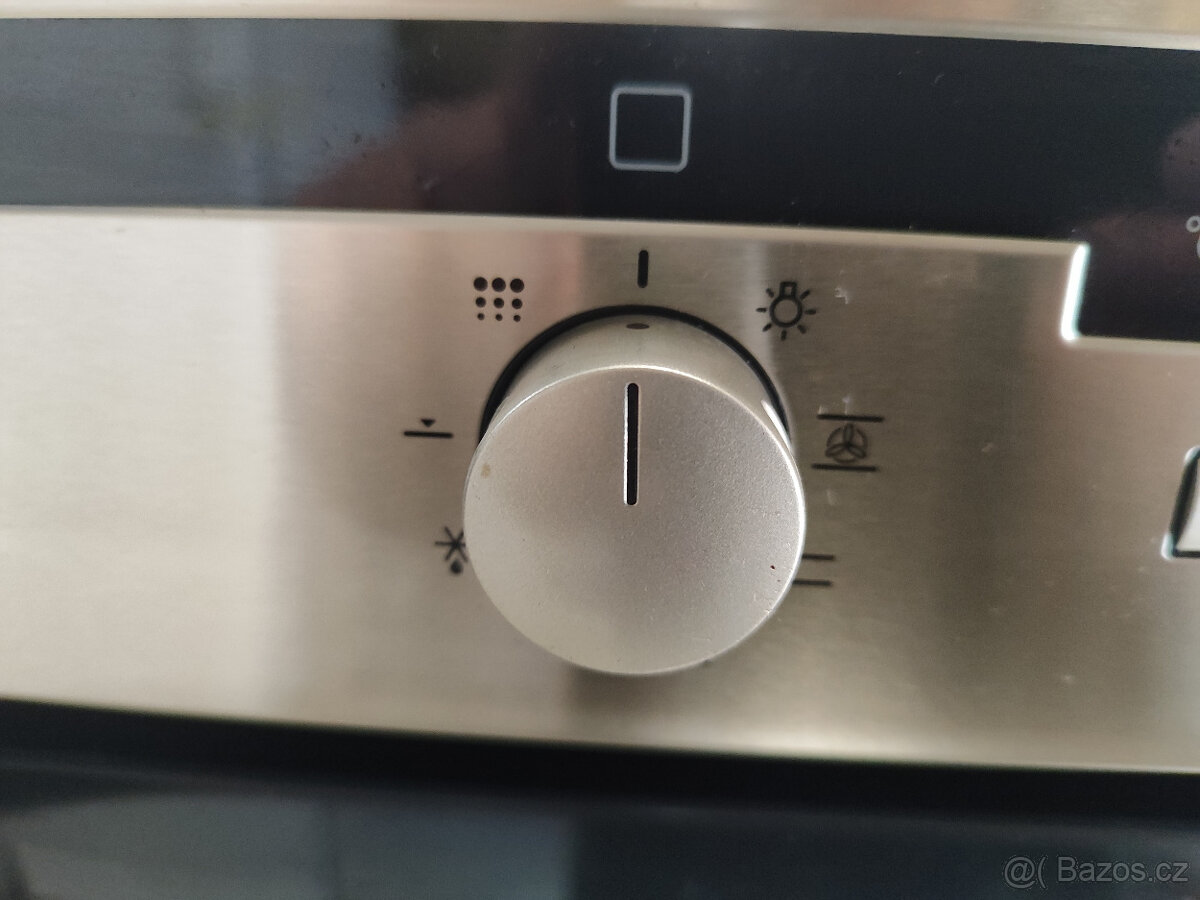 Vestavná elektrická trouba AEG - 2