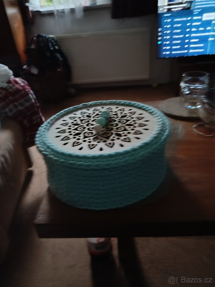 Háčkovaný košík, nový, nepoužitý. - 2