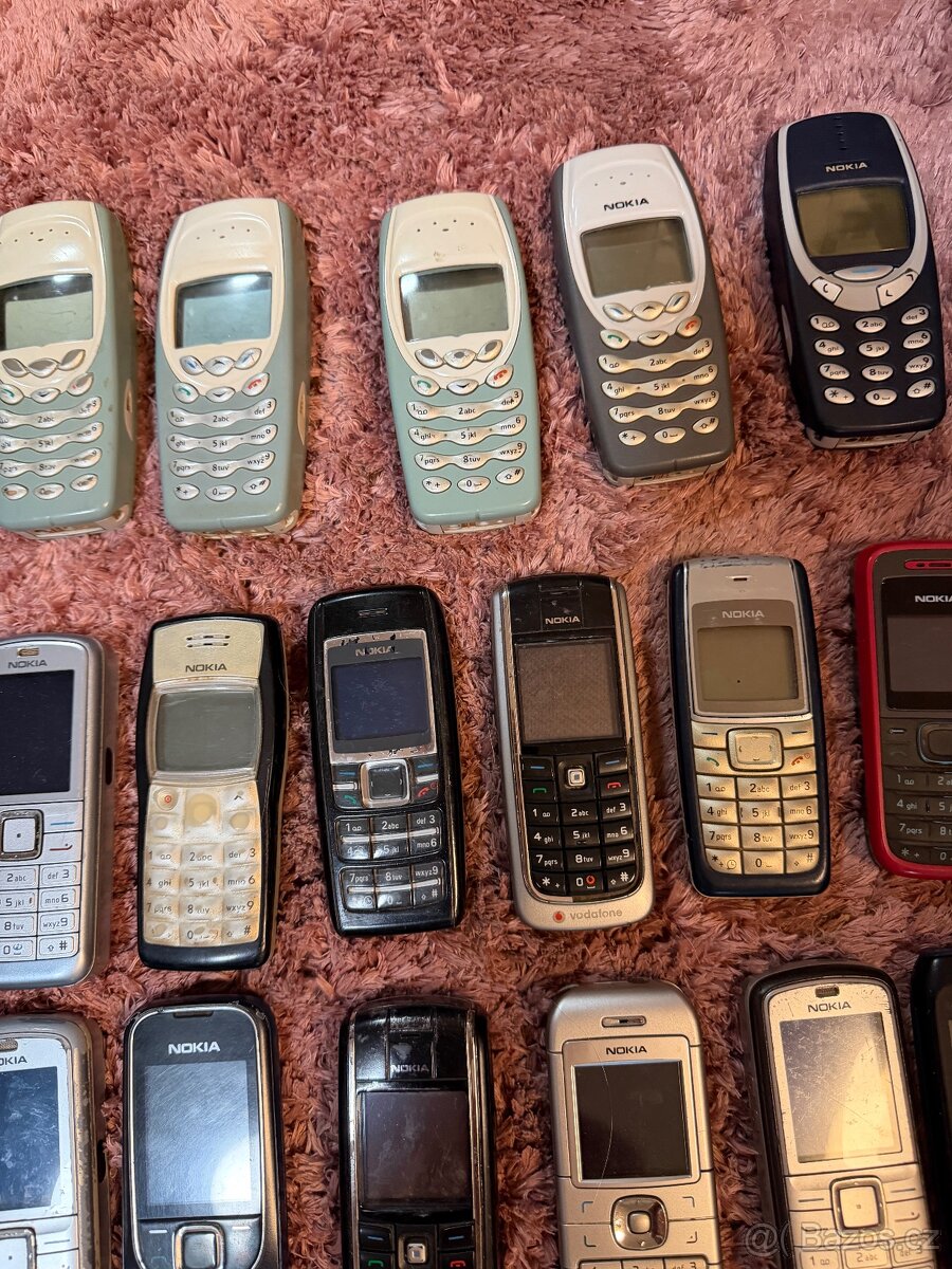 30 kusů retro mob.telefonu - 2