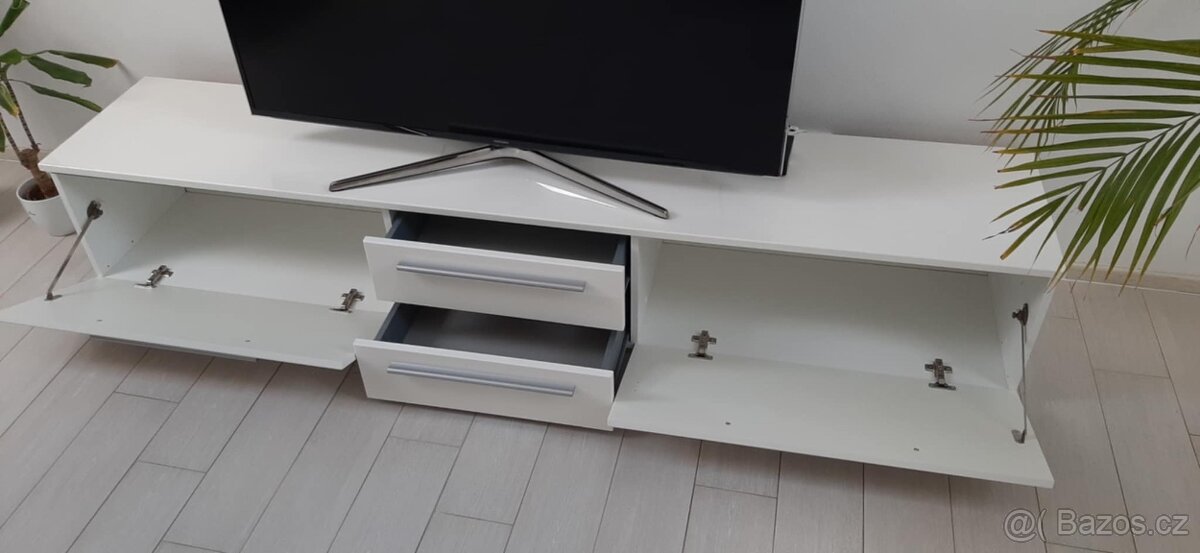Prodám dlouhou skříňku pod televizi - 2
