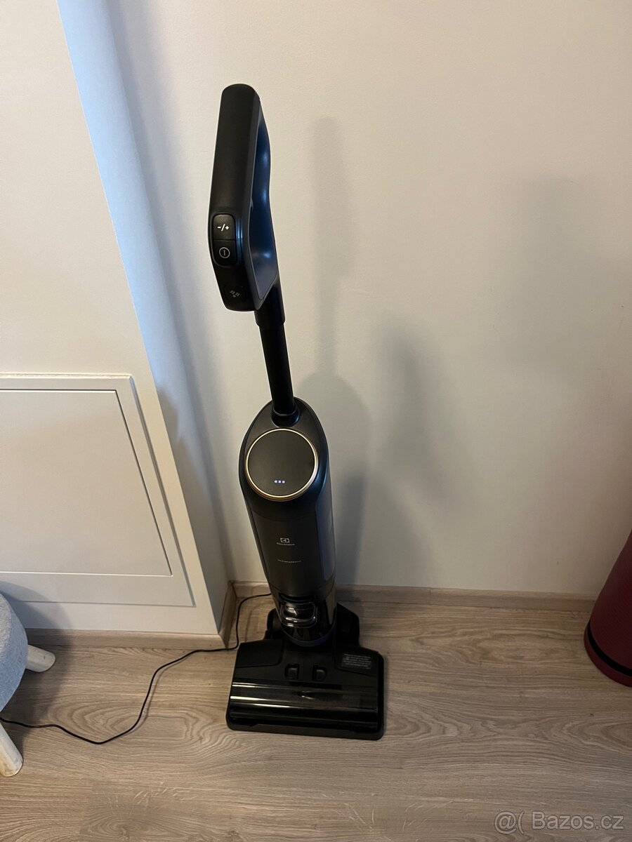 Prodám tyčový vysavač Electrolux 800 Ultimate Wet & Dry. - 2
