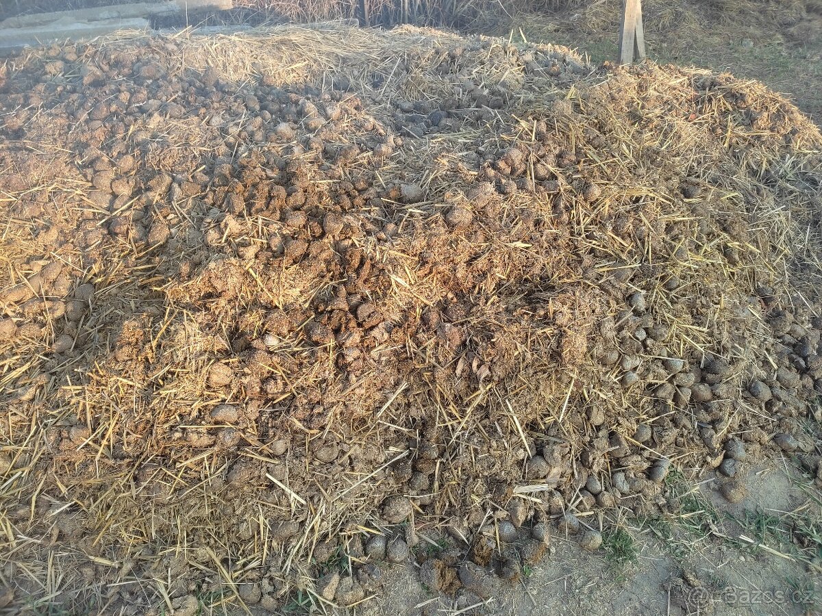 Koňský hnůj v pytlích do zahrádky - 2