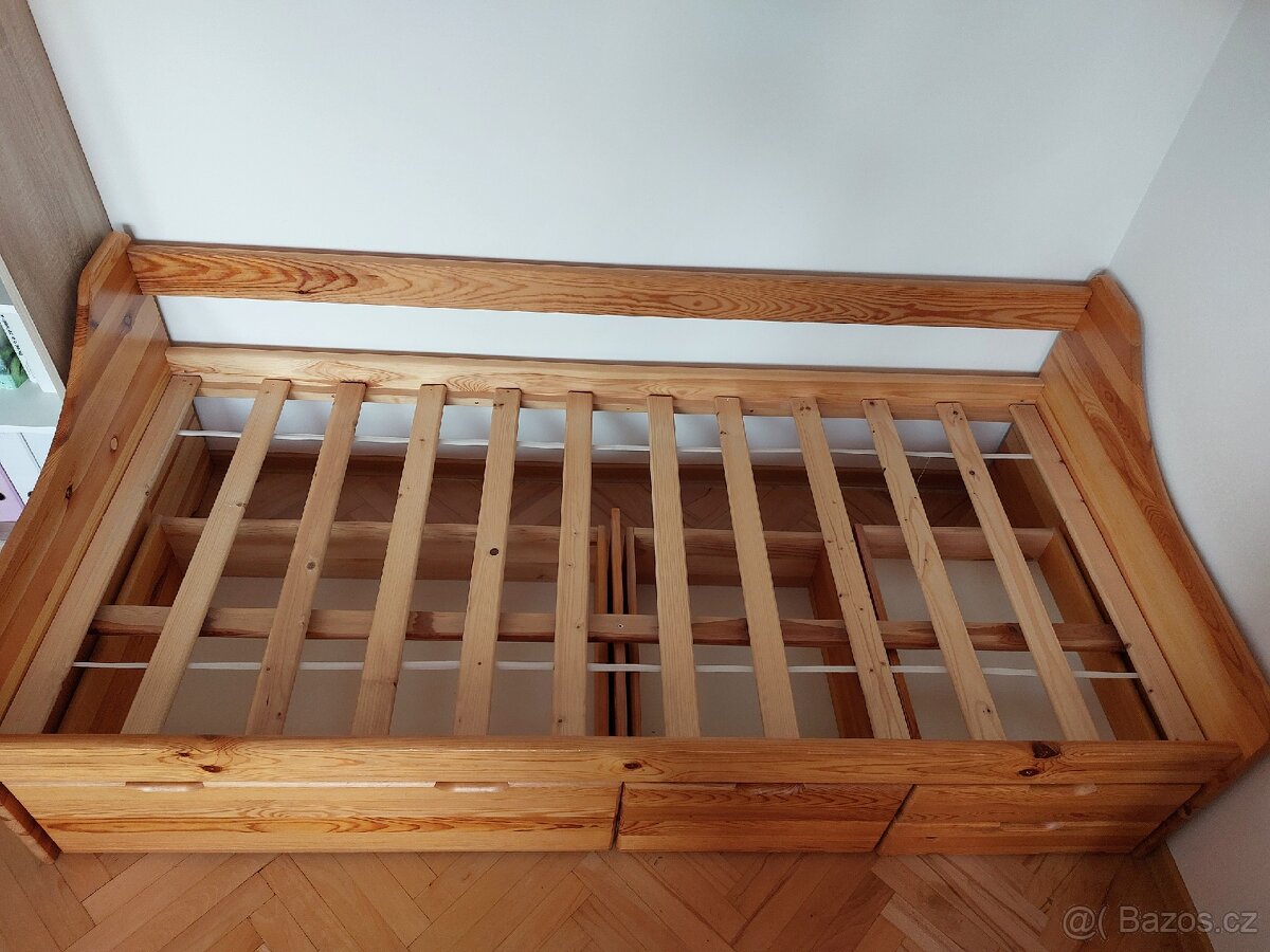 Dřevěná postel s úložným prostorem - 2