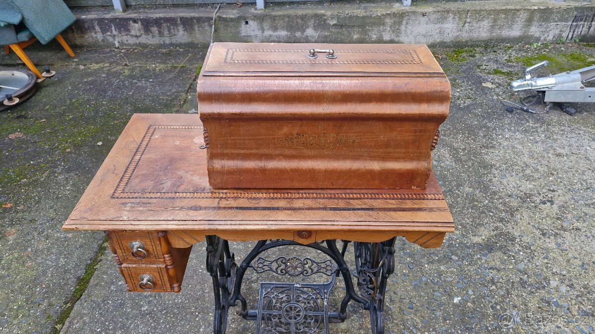 STARÝ ŠICÍ STROJ - 2