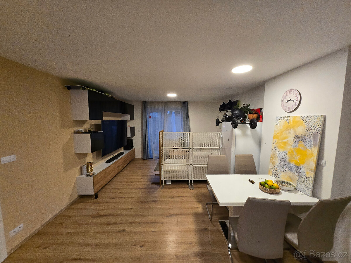 Prodám obývací stěnu ARIZONA – černý lesk / dekor dřeva - 2