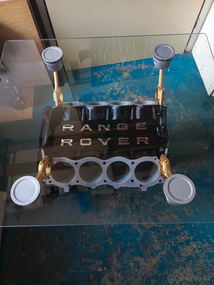 Konferenční stolek z bloku motoru V8 Range Rover.
