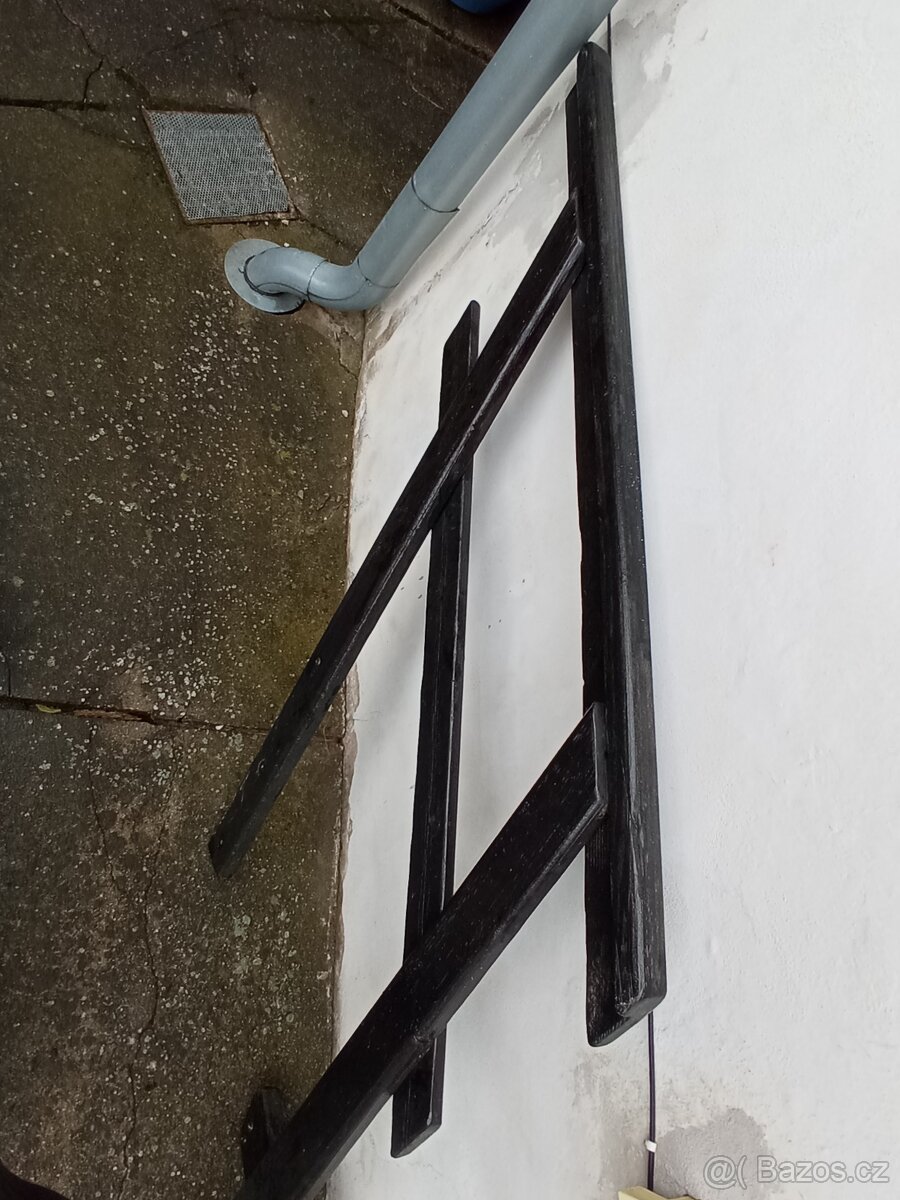 Dřevěné zábradlí ke schodišti. Masivní - 2