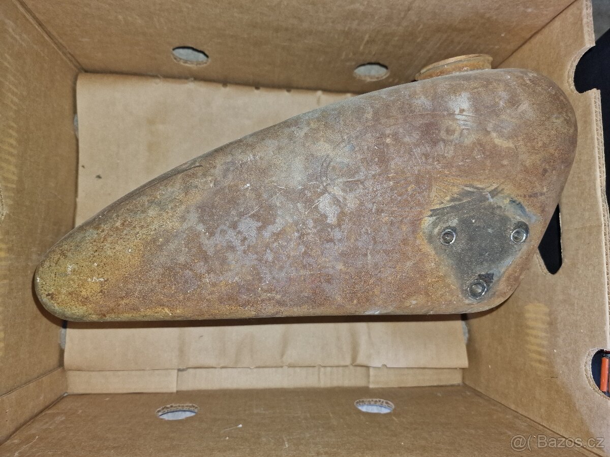 Nádrž Jawa 250 special na kulisu na nádrži - 2