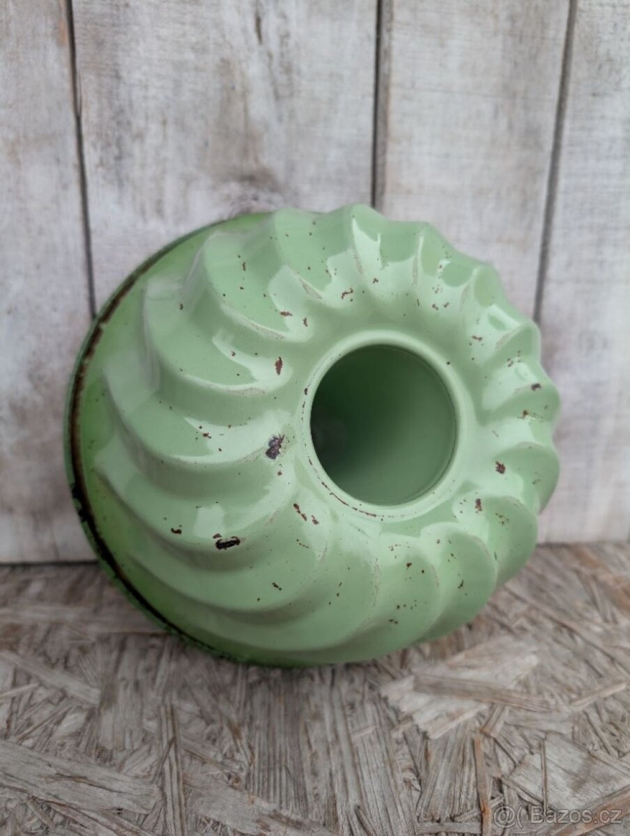 Forma na bábovku v zeleném kabátku. - 2