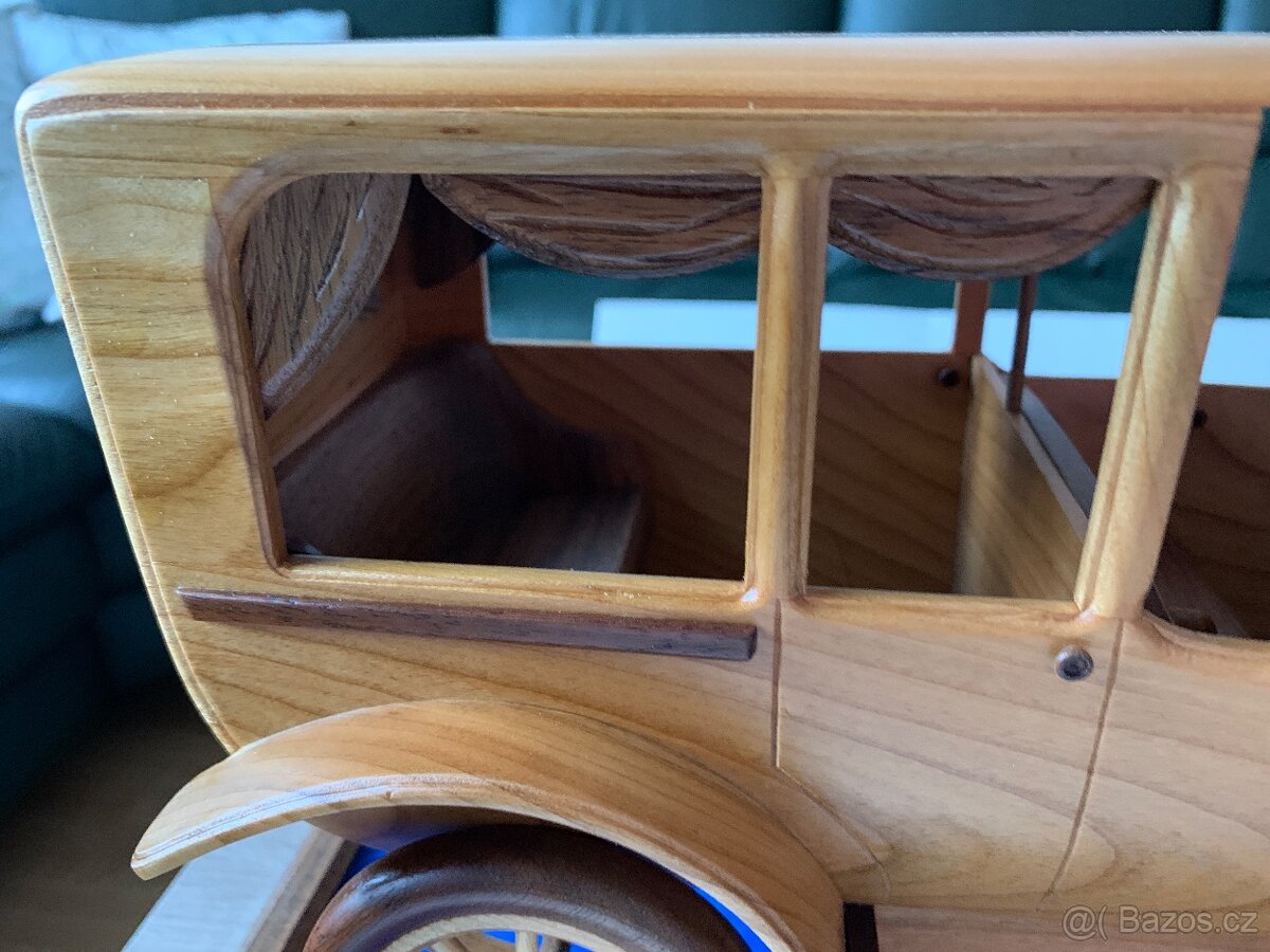 Model auta ze dřeva - 2