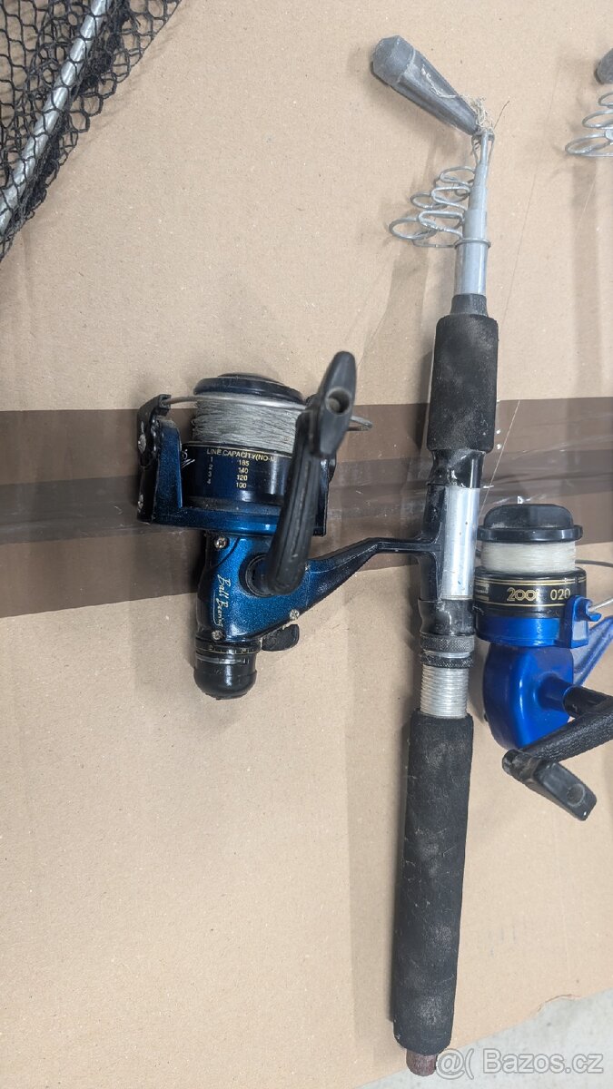 Rybářské pruty s navijáky a podběrák - 2