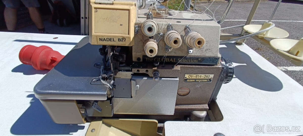Prodám šicí stroj overclock 4 nitě včetně stolu - 2