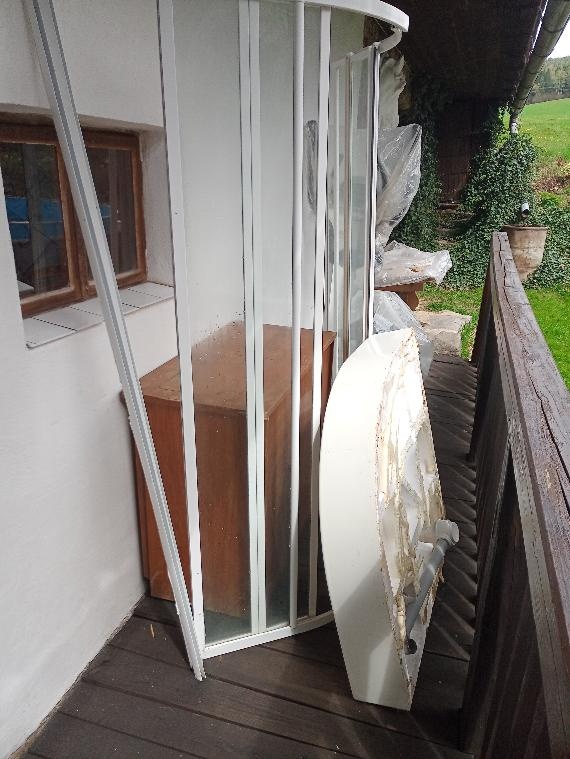 koupelna - bojler, sprchový kout, umyvadlo, vana - 2