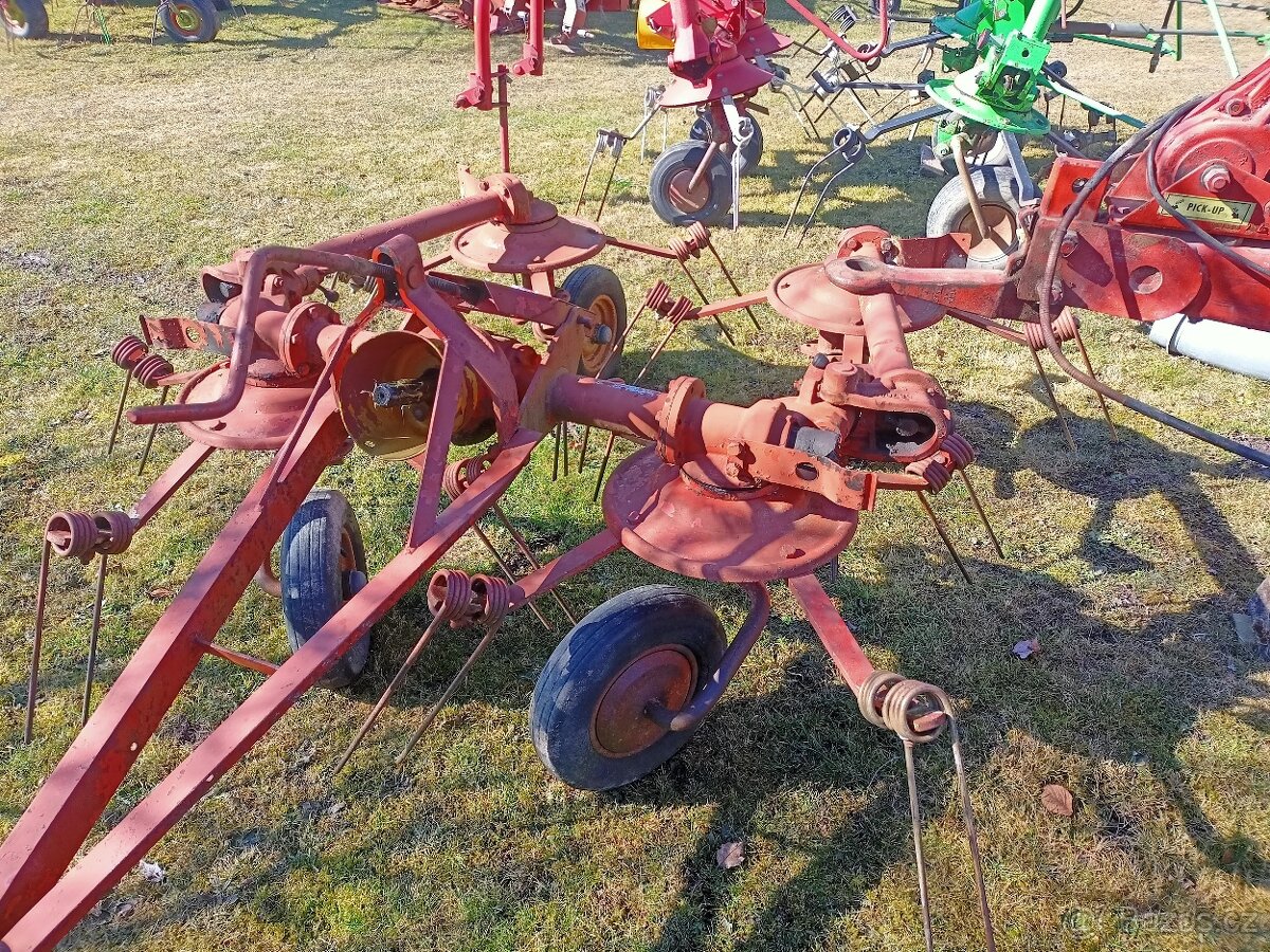 Obraceč sena Kühn tažený 4 m - 2