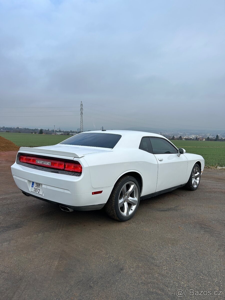 Dodge Challenger R/T 5.7 hemi - 2