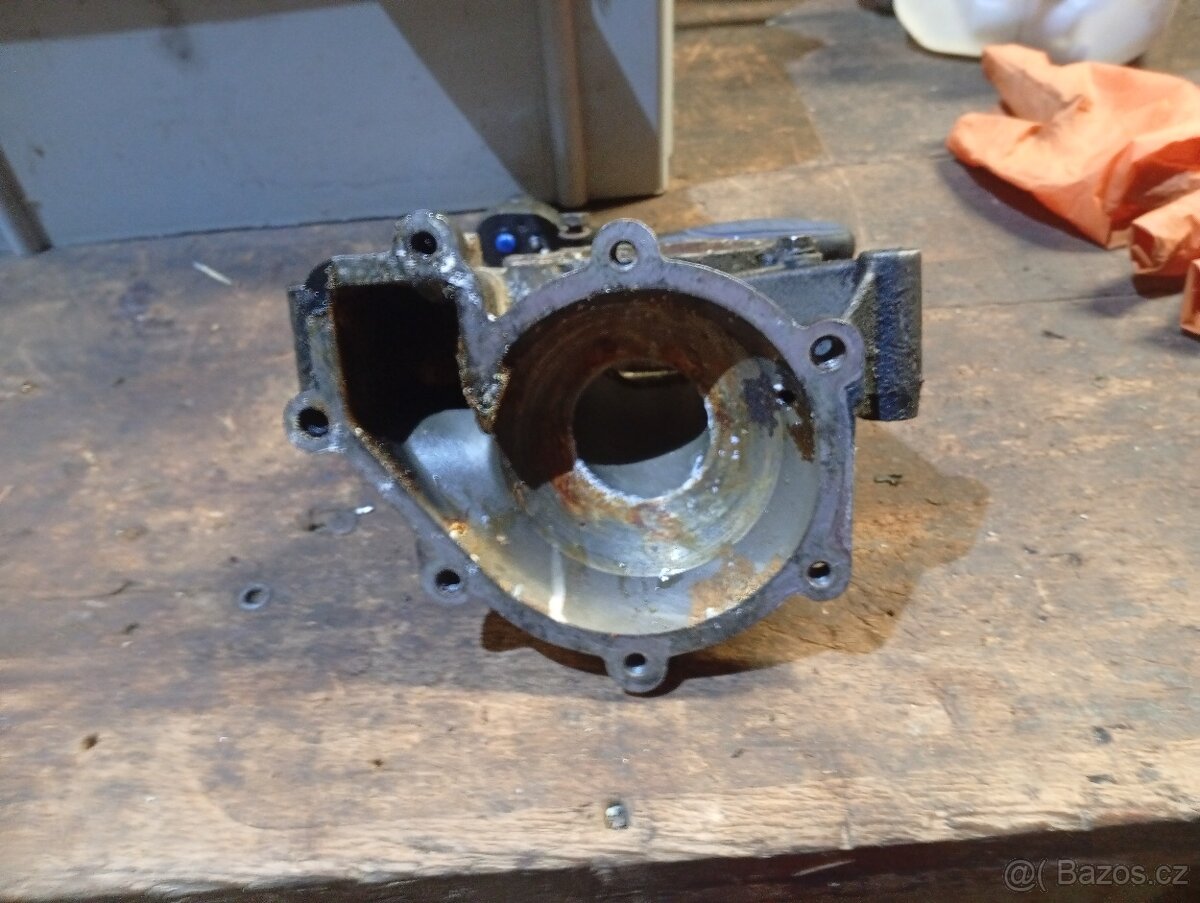 Příruba (pouzdro) vodní pumpy Sprinter 312, 212, 412, atd. - 2