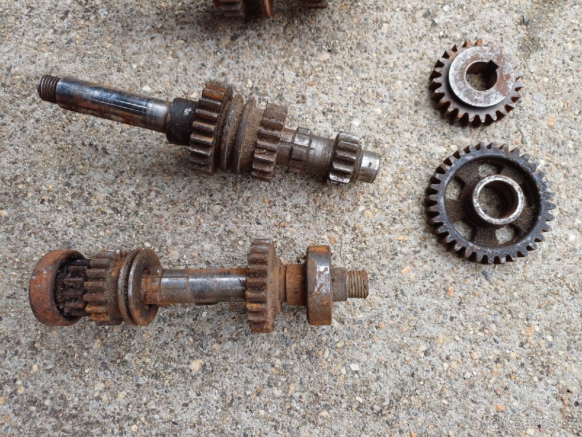 ČZ 250 předvalečná - převodovka - 2