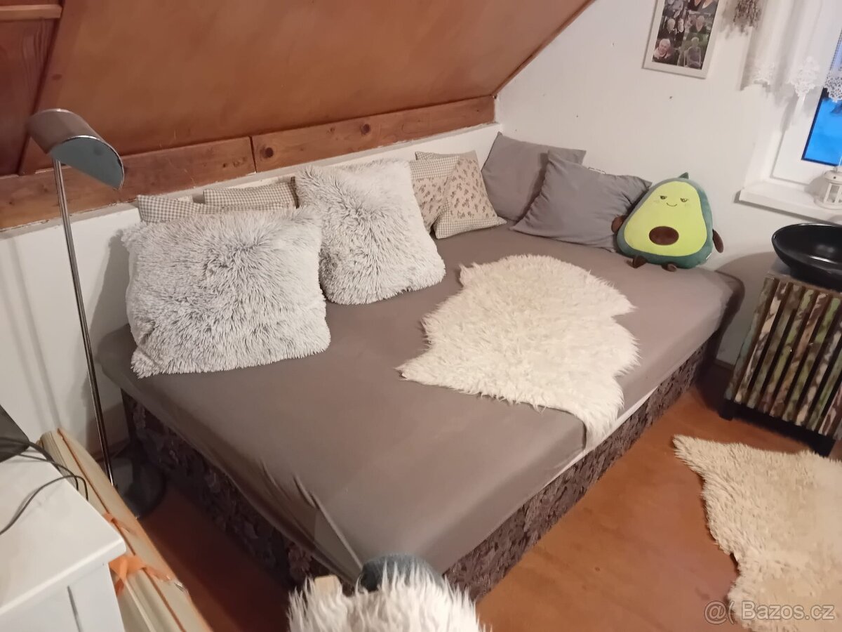 Postel s úložným prostorem. - 2
