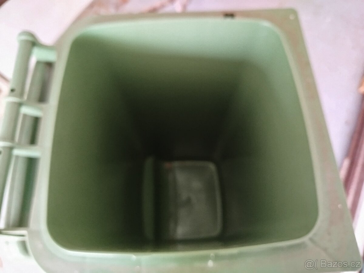 Plastová popelnice - 2