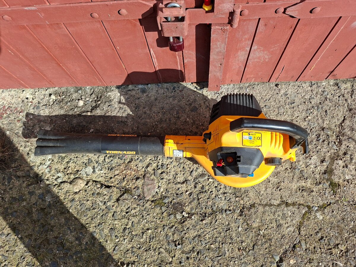 Benzínový fukar na listí - 2