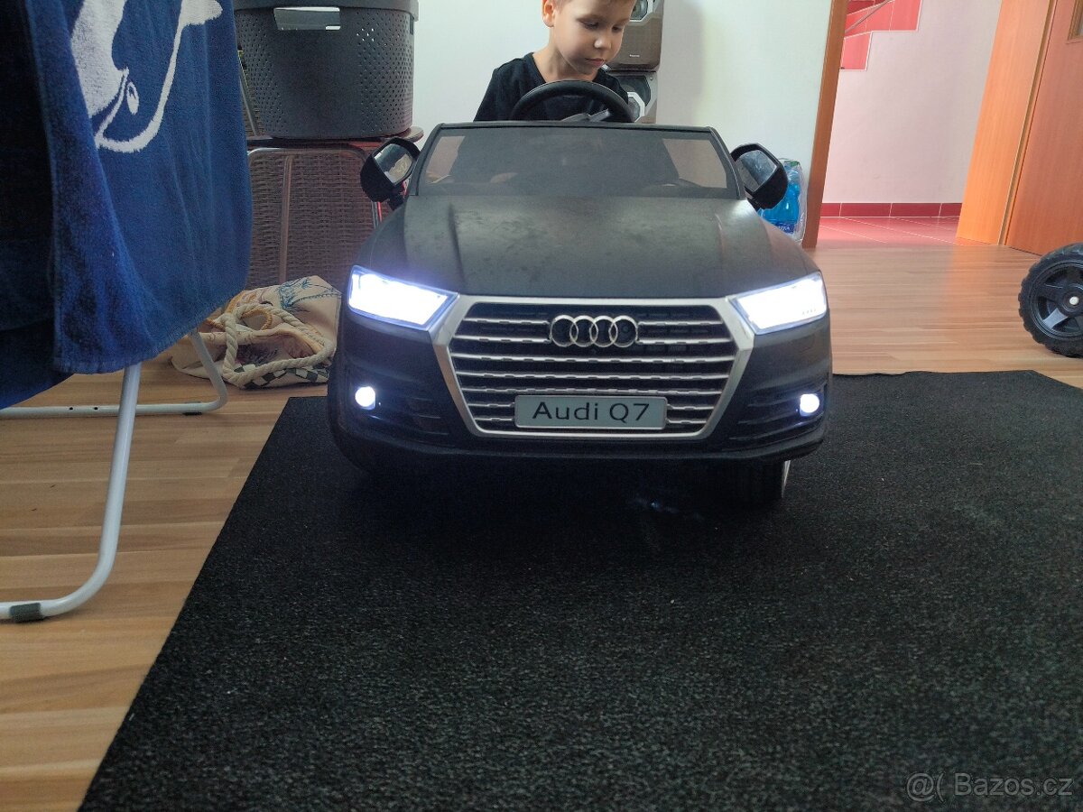 Elektrické autíčko Audi Q7 - 2