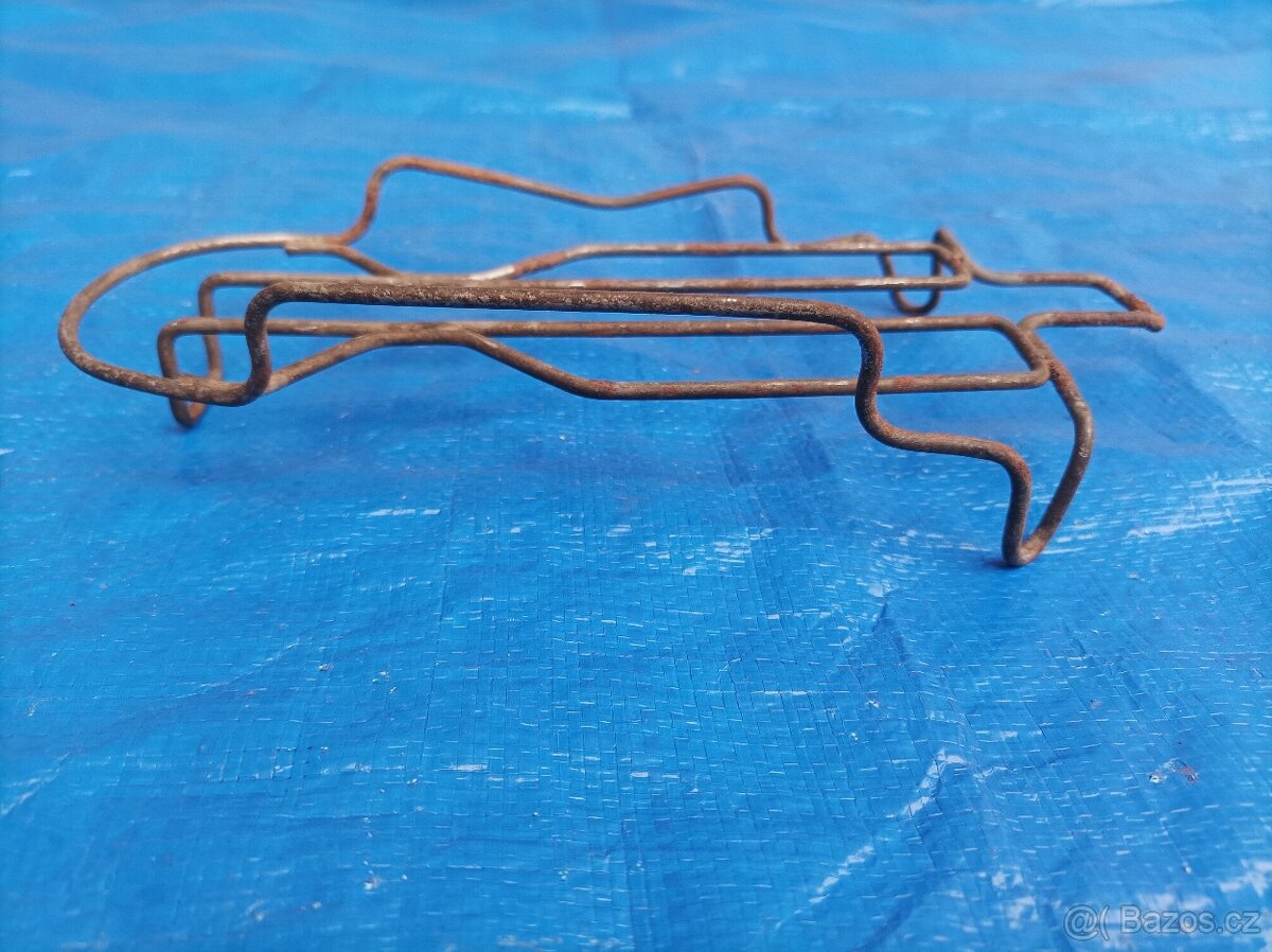 Kovový stojánek pod starou žehličku - 2