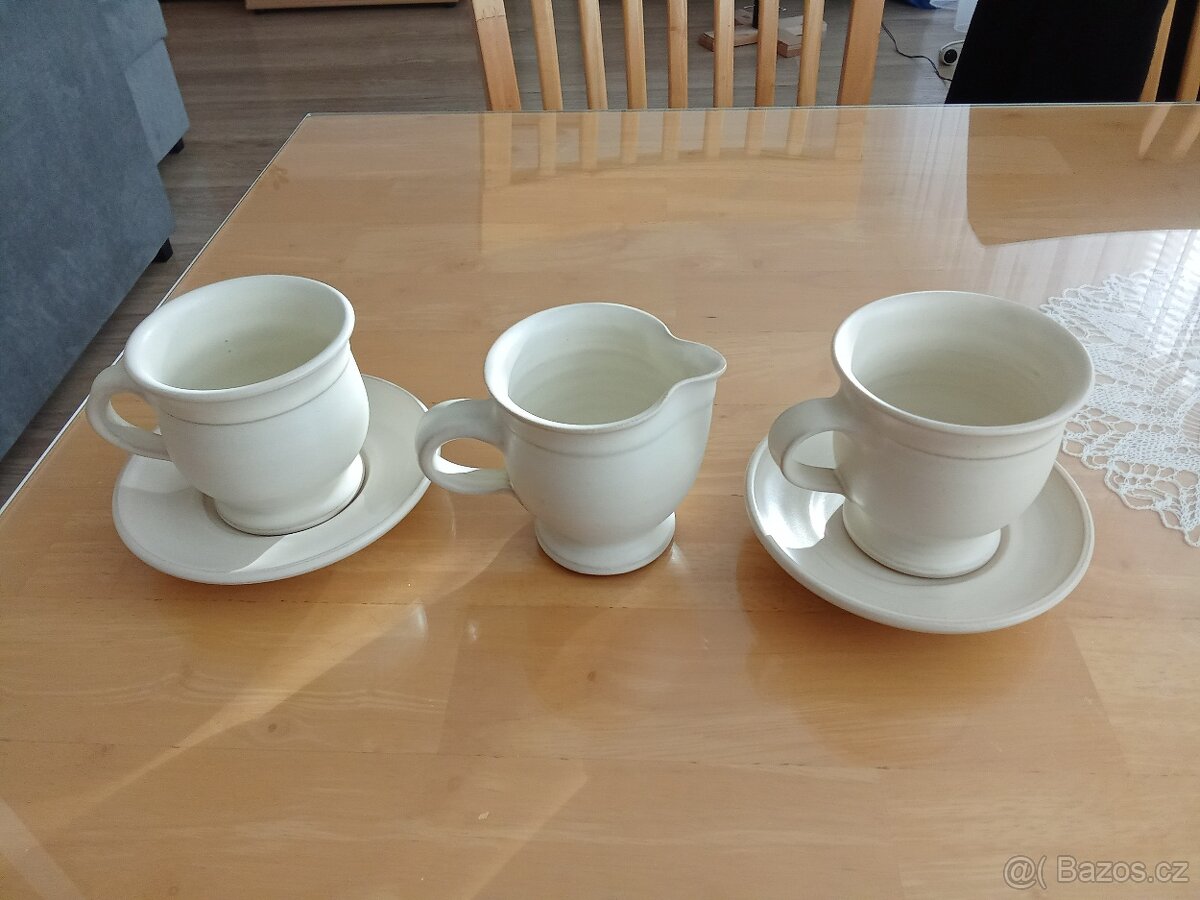Keramické hrnky s podšálky a konvičkou - 2