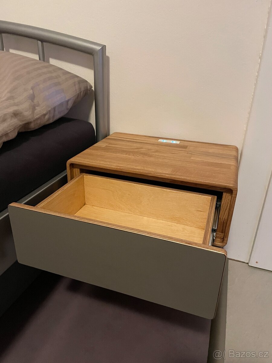 Dubový noční stolek - 2
