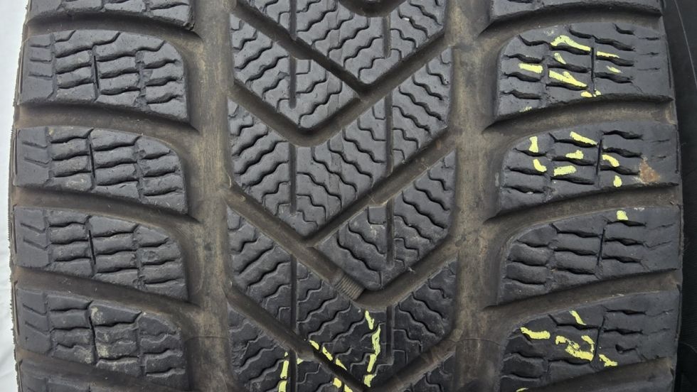 Zimní pneu 255/45/19 Pirelli - 2