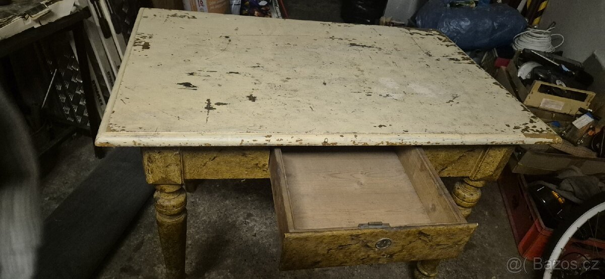 Dřevěný stůl - 2