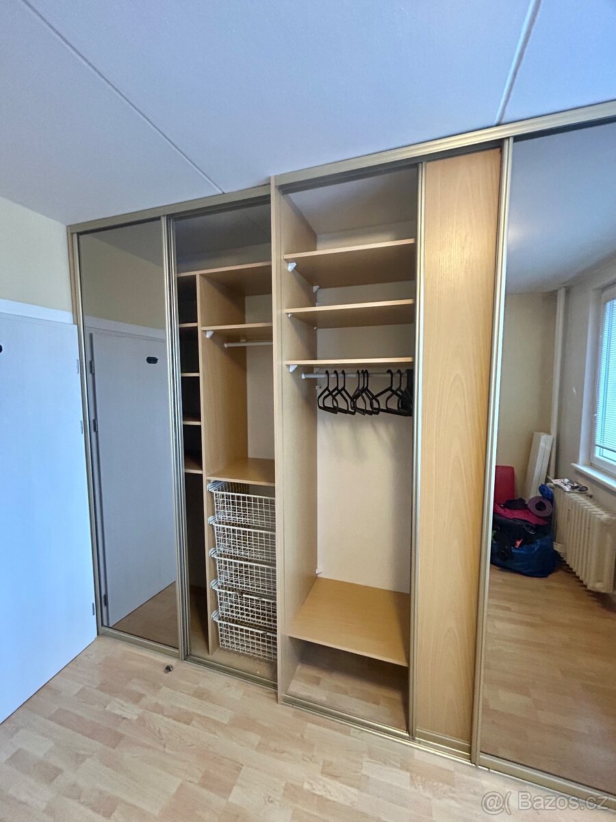 Velká šatní skříň vestavná - 2