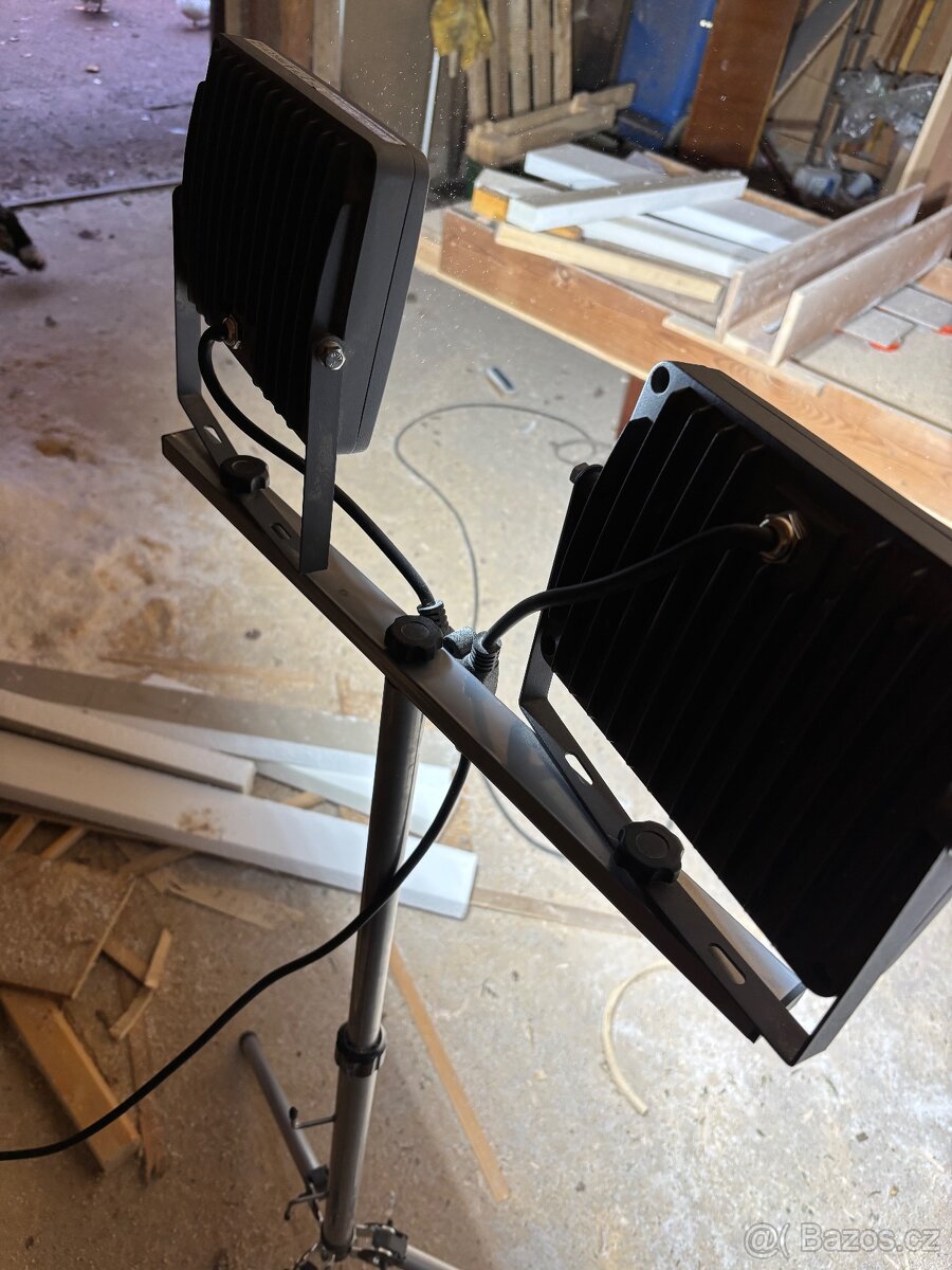 HALOGENOVÝ LED OSVĚTLOVAČ STATIV 2x50W - 2