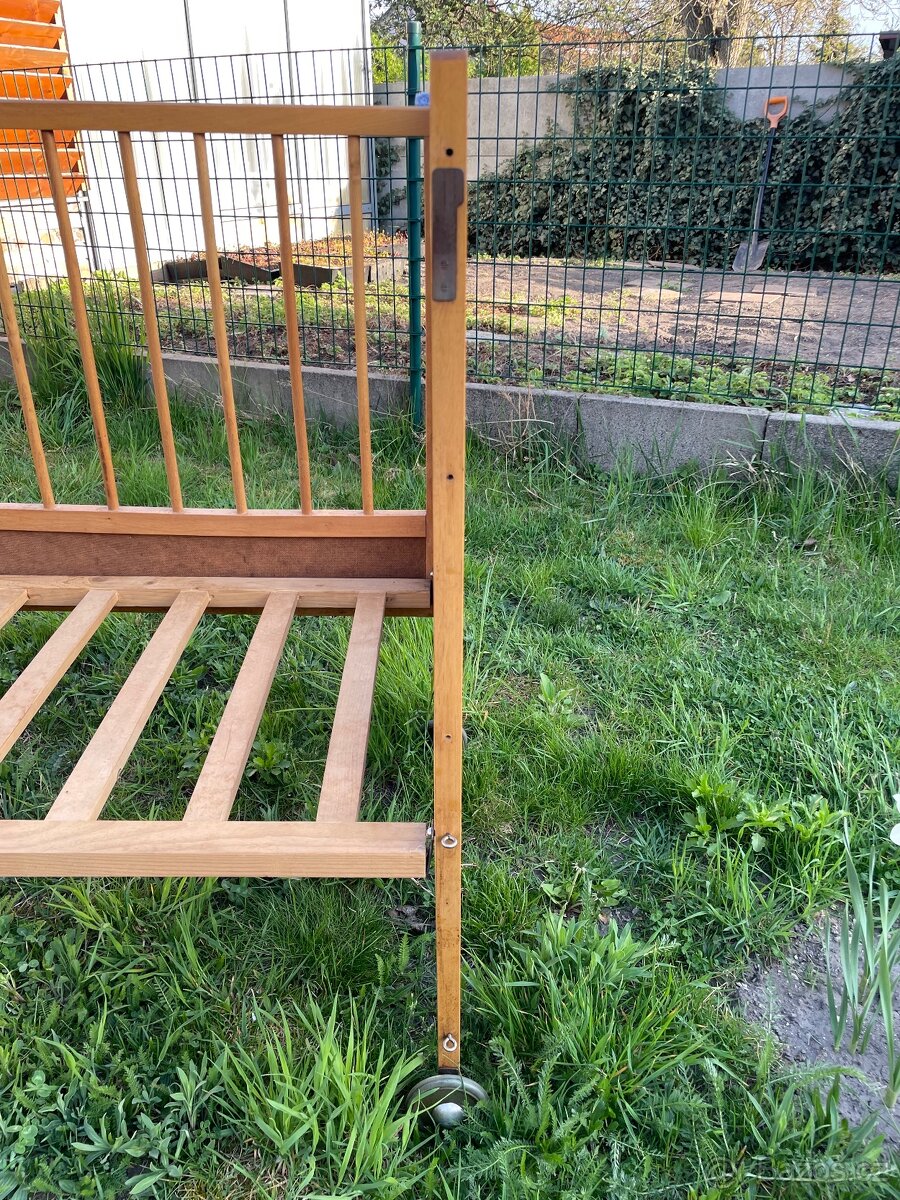 Dřevěná dětská postýlka k manželské posteli - 2