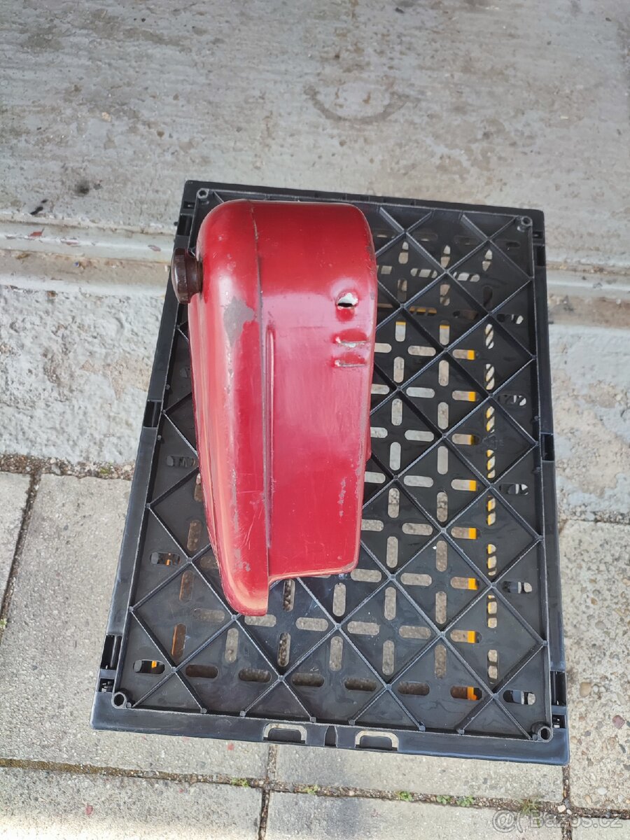 Kastlik baterie Jawa Pérák červený. - 2