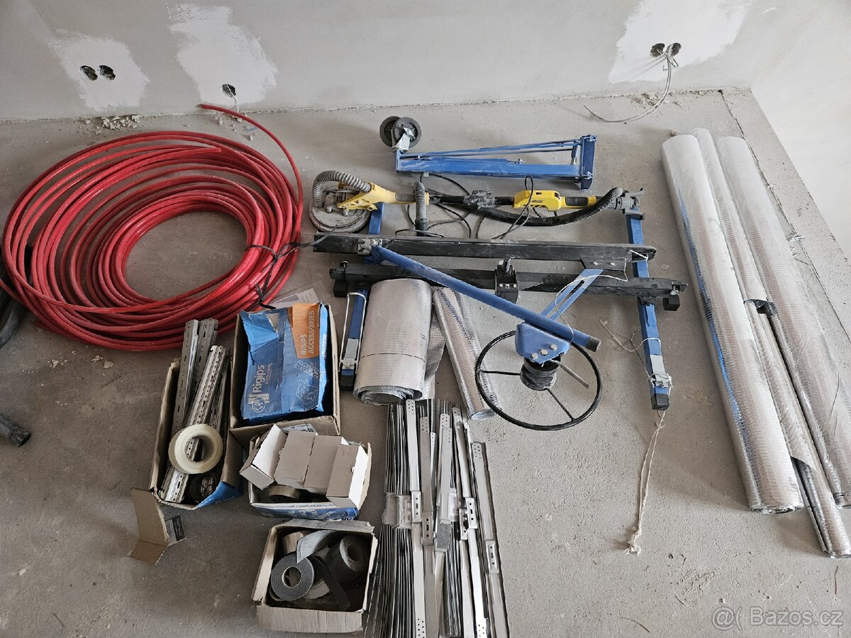 Zbytky ze stavby vč. nástrojů viz. foto - 2