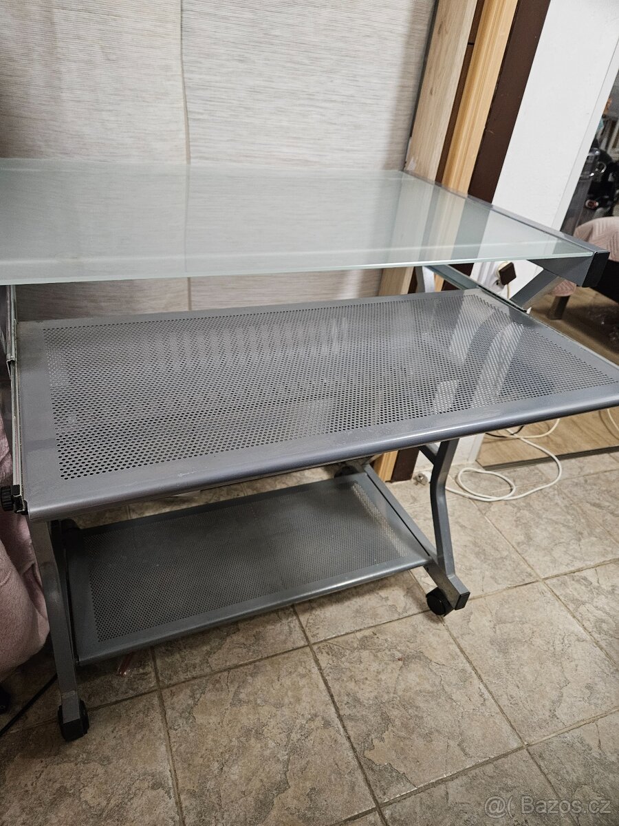 Prodám PC stolek na kolečkách - 2