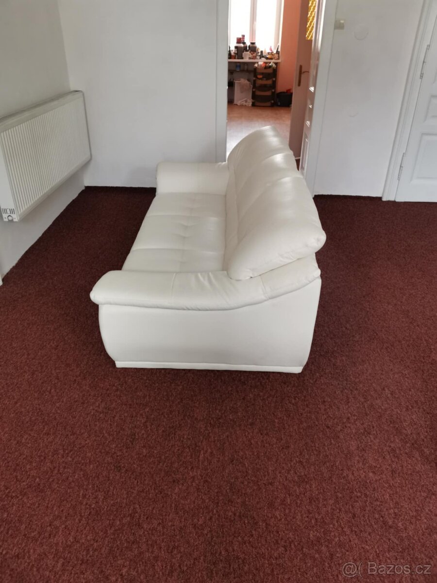 Bílá sedačka z koženky - 2