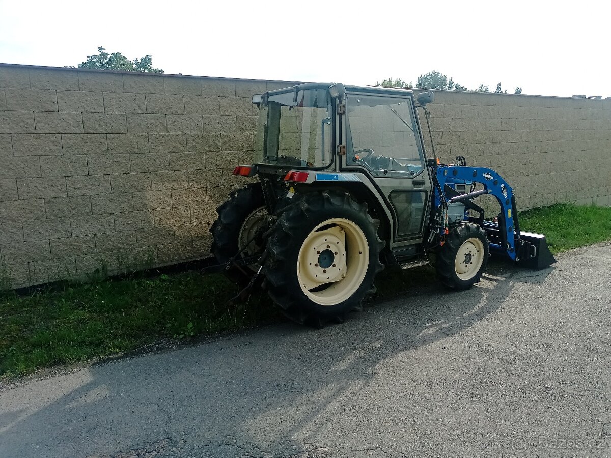 Iseki Geas 27 kabina + nakladač - 2